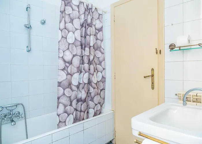 Гостевой дом Lion Renting Metro Piramide 3*