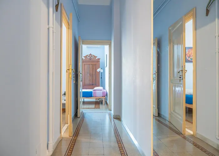 Гостевой дом Lion Renting Metro Piramide 3*